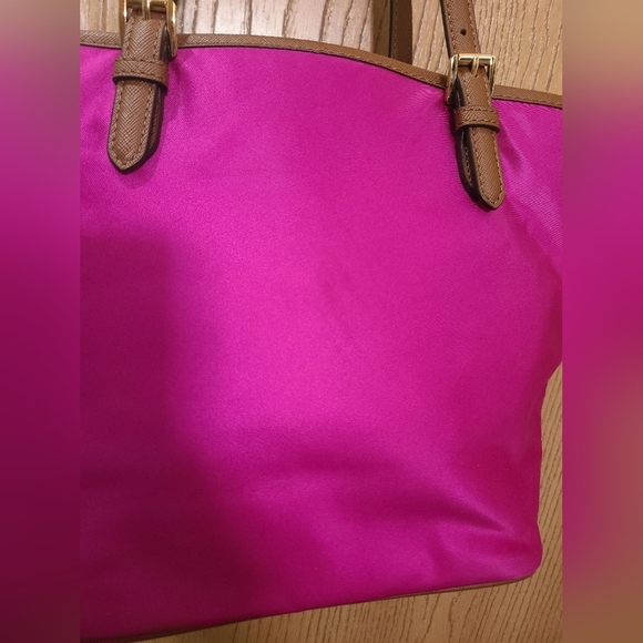 Michael Kors Jet Set fuchsia multi pocket shoulder bag purse with charm - Picture 4 of 5